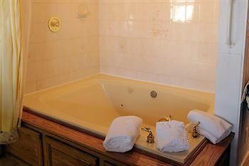 Sybaris Pool Suites Mequon Brown Deer Exterior photo