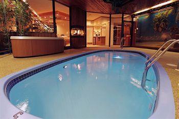 Sybaris Pool Suites Mequon Brown Deer Exterior photo