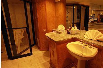 Sybaris Pool Suites Mequon Brown Deer Exterior photo