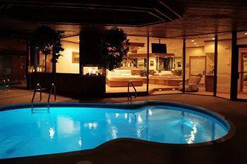 Sybaris Pool Suites Mequon Brown Deer Exterior photo