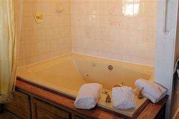 Sybaris Pool Suites Mequon Brown Deer Exterior photo