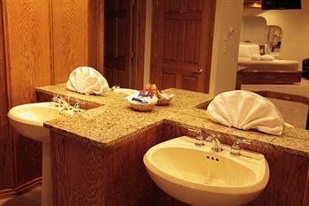 Sybaris Pool Suites Mequon Brown Deer Exterior photo