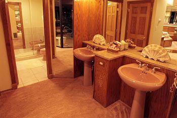 Sybaris Pool Suites Mequon Brown Deer Exterior photo